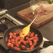 Cortar la longaniza en trozos pequeños y cocerla en una sartén en su propia grasa durante 3 a 5 minutos. Reservar.