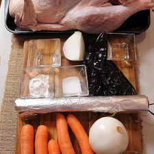 Ingredientes para glaseado 1 cucharada de sal 1 diente de ajo 1/4 pieza de cebolla blanca 6 piezas de chile pasilla 2 cucharadas de vinagre blanco Ingredientes para salsa pimienta negra molida al gusto sal al gusto 2 cucharadas de agua 2 cucharadas de maicena (fécula de maíz) 1 taza de vino blanco Ingredientes para pavo papel aluminio al gusto 1 pieza de cebolla blanca 5 piezas de zanahoria 1 pieza de pavo entero