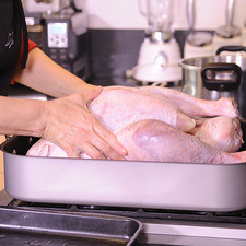 Para cocer el pavo, colocarlo sobre un rack dentro de una pavera.