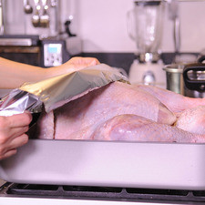 Tapar el pavo con papel aluminio, bajar la lumbre y cocer al vapor durante 30 minutos.