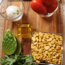 Ingredientes para toda la receta 1/2 manojo de cilantro pimienta negra molida al gusto sal al gusto 1/4 taza de aceite de oliva 1/2 pieza de cebolla blanca 1 diente de ajo 5 piezas de jitomate guaje 5 piezas de penca de nopal 500 gramos de haba seca