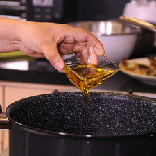 Calentar el aceite en una olla honda durante 3 minutos.