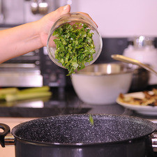 Picar la cebolla, el ajo, el cilantro finamente, cortar los nopales en cuadros pequeños y reservar.