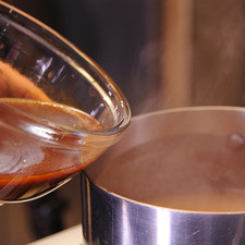 Mezclar el jugo del pavo con el caldo de vísceras molidas dentro de una olla honda.