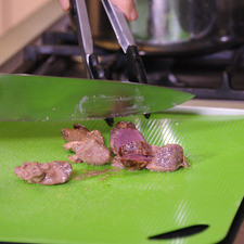 Cortar la molleja, hígado, corazón en trozos y remover la carne del cuello.