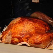 Después de 30 minutos, abrir el horno, agregar las zanahorias y las cebollas en rodajas y revolver para mezclarlas con el jugo que haya soltado el pavo.