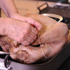 Retirar el pavo de la estufa y pre calentar el horno a 375°F (190°C). Cuando el pavo esté suficientemente frío para manejarlo, colocarlo en una charola para horno y hornear durante 30 minutos y reservar el jugo que quedó del pavo.