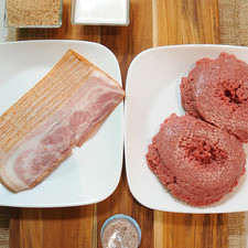 Ingredientes para la receta palillos al gusto pimienta negra molida al gusto 125 gramos de tocino ahumado 1/4 taza de leche de vaca 1/4 taza de pan molido 1/2 kilogramo de carne molida de res