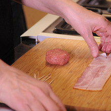 Tomar un poco de la mezcla de carne y formar una tortita.