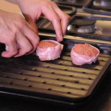 Colocar los rollitos en una charola para horno. Hornea durante 10 minutos o hasta que la carne este cocida y el tocino dorado cuidado que no se quemen, a 350 ° F 175 ° C.