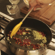 Agregar el chile picado y cocinar un minuto más sin dejar de menear.