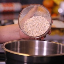 En un tazón mezclamos todos los ingredientes secos: avena, harina de avena, cacao, bicarbonato, azúcar, café y los chips de chocolate. S 11169 1475615368