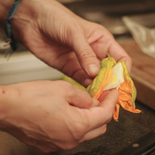 Rellenar cada una con un trozo de queso panela.