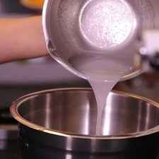 En otro tazón se mezclan los ingredientes líquidos: el aceite de coco, el agua y la vainilla. S 11170 1475616293