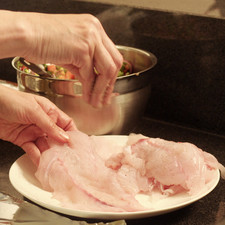 Salpimentar los filetes de pescado. Cortar el papel aluminio en trozos, poner un poco de aceite sobre cada trozo para que no se pegue el pescado. Colocar un filete.
