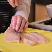 Salpimentar cada filete por ambos lados y reservar.