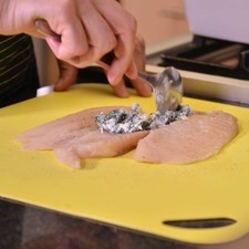 Colocar en el centro de cada filete un poco de la mezcla de espinacas.