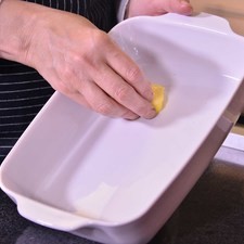 Untar el refractario con un poco de mantequilla.