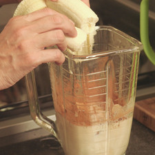 Licuar el plátano pelado con la leche, canela y vainilla.