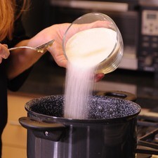 Mezclar el puré con el azúcar en una cacerola y poner a fuego bajo, menear constantemente hasta que la mezcla este espesa, que se vea el fondo de la olla al pasar una cuchara, esto tarda aproximadamente 40 min. Sacar del fuego, agregar el jugo de limón y menear.