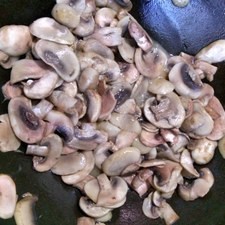 Cocina los champiñones con dos cucharadas de mantequilla. Reserva.