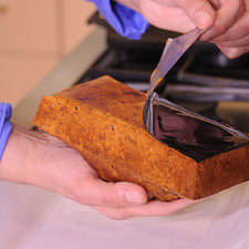 Desmoldar el fruit cake.