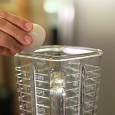 Colocar en la licuadora los huevos, la leche condensada, la mantequilla suavizada.