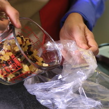 Colocar la fruta cristalizada finamente picada en una bolsa de plástico.