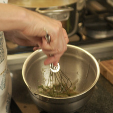 En un tazón batir el resto del aceite con el vinagre, la mostaza, la miel de agave, el perejil y albahaca picados. Salpimentar. Partir los melones por la mitad, retirar las semillas con una cuchara y con una cuchara pequeña o una cuchara para helado, hacer bolitas de melón y reservar.