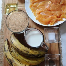Ingredientes para toda la receta 1 pieza de bolsa de plástico 4 piezas de milanesa de pollo 3 piezas de plátano macho 1 taza de leche de vaca aceite de canola al gusto 2 tazas de pan molido 2 piezas de huevo pimienta negra molida al gusto sal al gusto