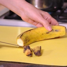 Cortar las puntas de los plátanos.