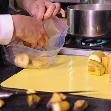 Colocar dentro de una bolsa de plástico los trozos de plátano y hornear a máxima potencia en el microondas durante unos minutos.