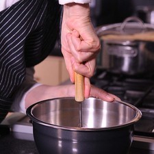 Colocar en un tazón el plátano y machacar con el machacador de papa hasta obtener un puré y reservar.