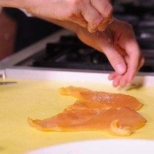 Colocar las milanesas de pollo sobre una tabla para picar y salpimentar.