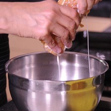 Batir ligeramente los huevos en un tazón utilizando un batidor de globo y agregar la leche y mezclar de nuevo.