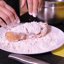 Pasar cada rollo por harina y sacudir el exceso, sumergir en la mezcla de huevo y revolcar en el pan molido.