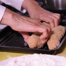 Engrasar una charola para horno con un poco de aceite. Colocar los rollos sobre la charola y hornear durante 20 0 30 minutos o hasta que estén dorados. Retirar los palillos.