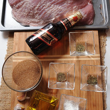 Ingredientes para toda la receta papel aluminio al gusto 2 cucharadas de maicena (fécula de maíz) 1/4 taza de aceite de oliva 2 dientes de ajo 1/4 cucharita de mejorana 1/4 cucharita de tomillo seco 1/4 cucharita de orégano seco 1 botella de cerveza noche buena Nuevo 1/2 taza de azúcar mascabado 5 kilogramos de pierna de cerdo