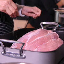 Colocar la pierna de puerco en una charola. Salpimentar por todos lados.