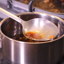 Elaborar una salsa espesa con el jugo que suelta y calentar el jugo en una olla honda.