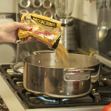 Poner a hervir agua en una olla, agregar la pasta y un poco de sal, dejar cocer entre 8 y 10 minutos, hasta que esté al dente.