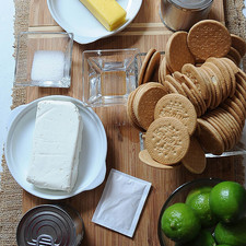 Ingredientes para queso 190 gramos de queso crema 7 piezas de limón 1 lata de media crema 1 lata de leche condensada 7 gramos de grenetina natural 1/4 taza de agua Ingredientes para base 2 cucharadas de azúcar blanca 340 gramos de galletas marías 100 gramos de mantequilla