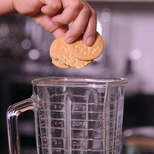 Para preparar la base: moler las galletas de pocas a la vez en la licuadora hasta que queden bien molidas.