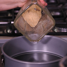 Colocar las galletas sobre el molde desmoldable para pastel.