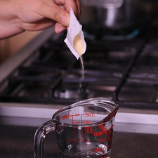Para preparar el queso, agregar la grenetina poco a poco en forma de lluvia a ¼ de taza de agua, mrzclar y calentar a baño maria.