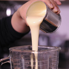 Agregar el queso crema, el jugo de 5 limones y la ralladura de limón, moler bien.