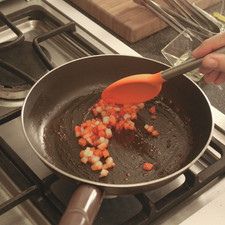 Dorar un poco las papas y las zanahorias previamente cocidas en una sartén con un poco de la salsa de chile.
