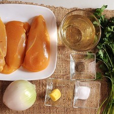 Ingredientes para toda la receta 3 piezas de pechuga de pollo sin hueso sin piel 1 cucharada de mantequilla pimienta negra molida al gusto sal al gusto 1 1/2 tazas de vino blanco 1/2 manojo de perejil 1 pieza de cebolla blanca