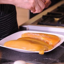Salpimentar las mitades de pechuga y reservar.