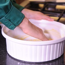 Untar con mantequilla un refractario para horno.